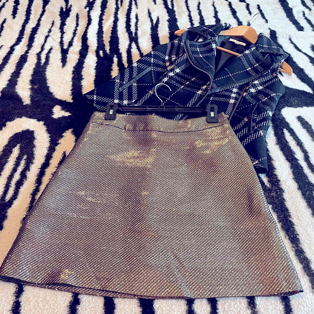 Skirt in shimmering metallic bronze with a glittery, stiff waistband. Size 6